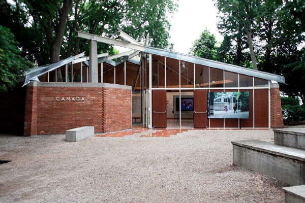 Thumbnail for Le Canada construit reconstruit un pavillon